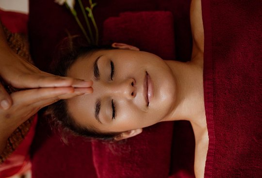 Корпоративный подарок на Новый год - массаж головы, ушей, лица