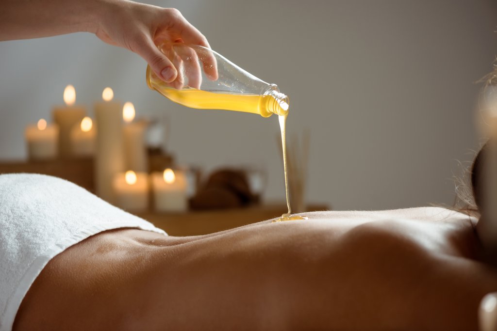 honey-pouring-on-woman-s-naked-back-in-spa-salon.jpg