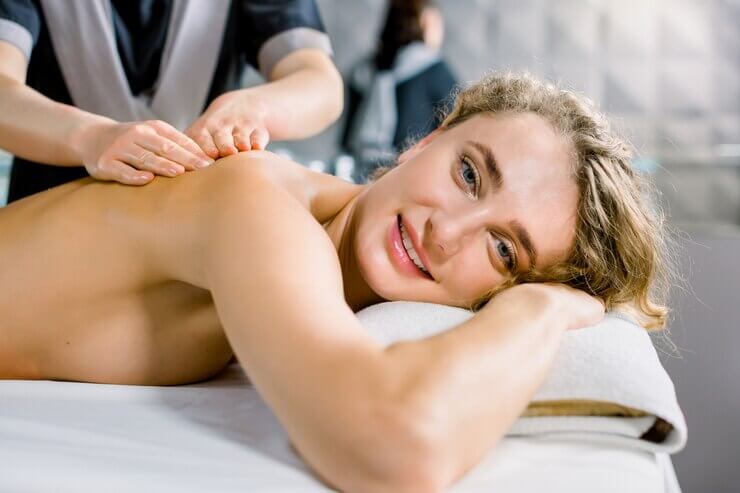 Как правильно делать расслабляющий массаж девушке?