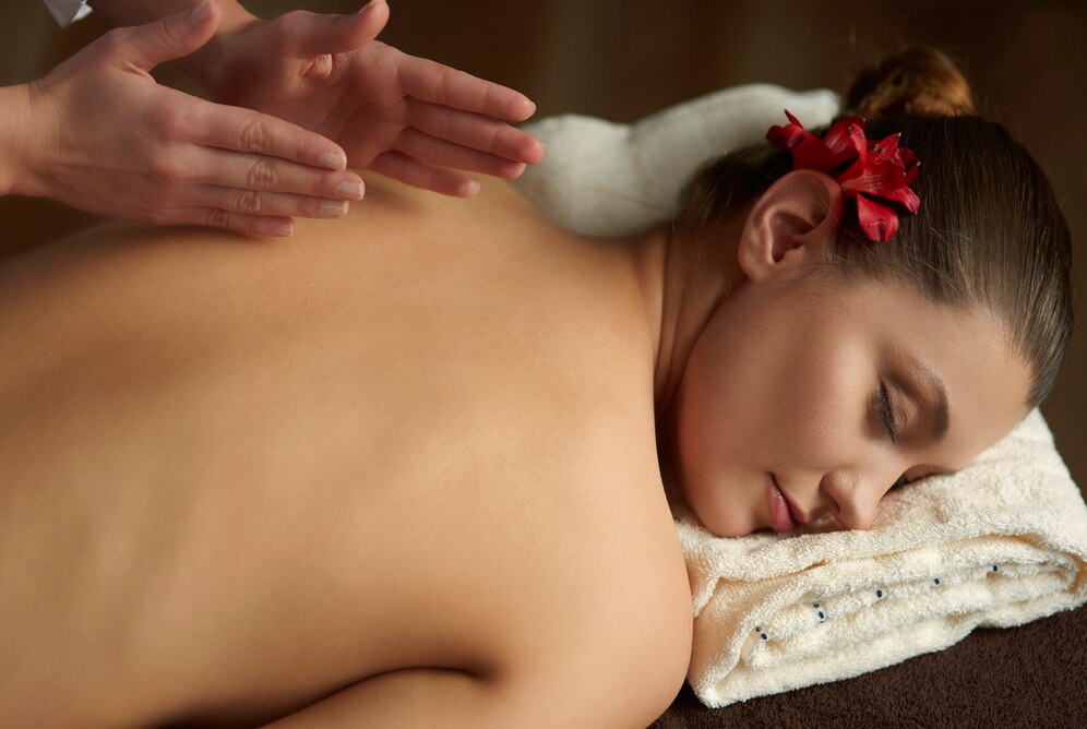 Пятая причина научиться делать массаж – Улучшение отношений в доме - Школа мастеров массажа