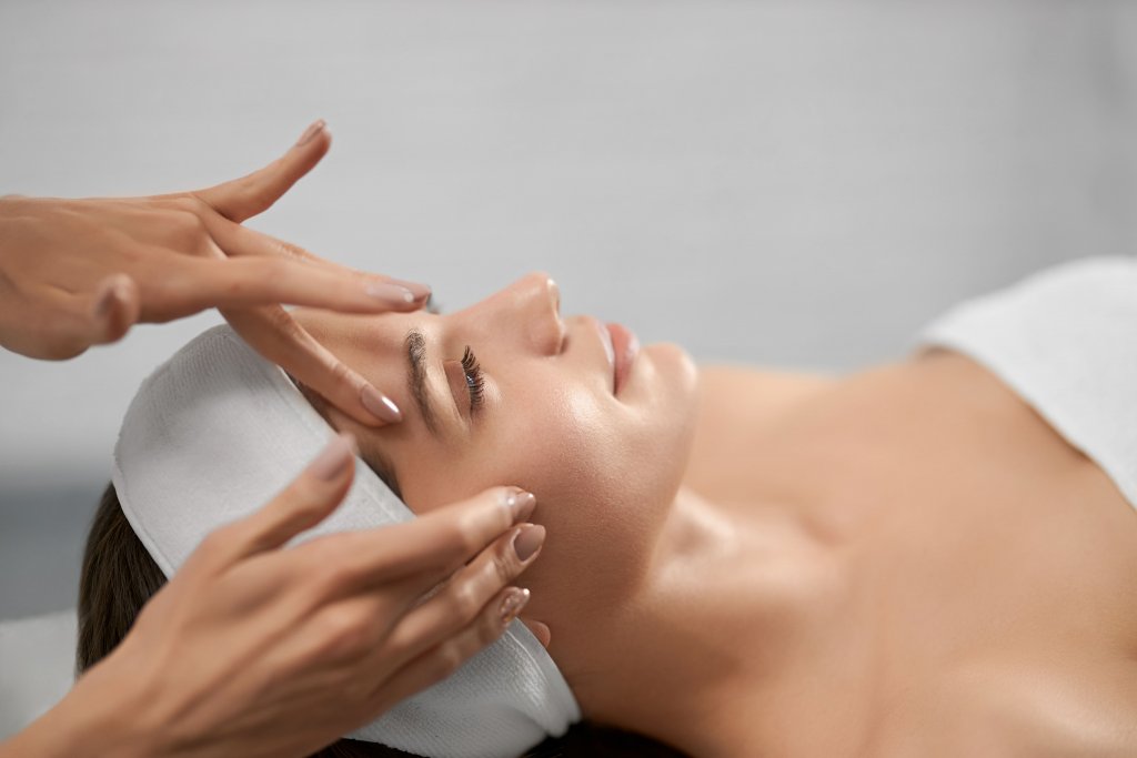 Как делается массаж для лица от морщин?