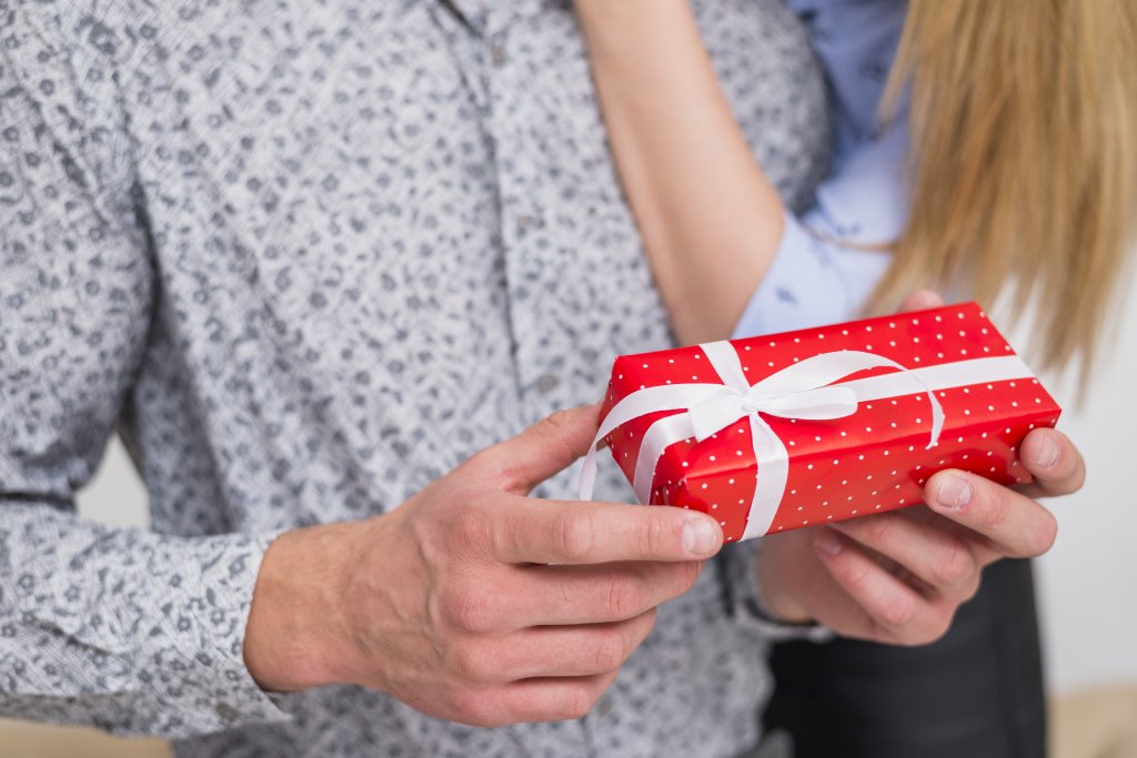 lady-hugging-guy-with-red-present-box.jpg