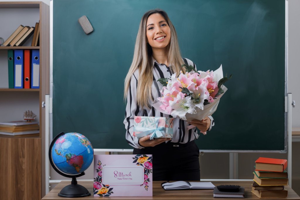 molodaa-zensina-ucitel-stoasaa-u-doski-v-klasse-derzasaa-buket-cvetov-i-podarocnuu-korobku-ot-studentov-vygladasaa-scastlivoi-i-dovol-noi-koncepciei-scastlivogo-zenskogo-dna.jpg molodaa-zensina-ucitel-stoasaa-u-doski-v-klasse-derzasaa-buket-cvetov-i-podarocnuu-korobku-ot-studentov-vygladasaa-scastlivoi-i-dovol-noi-koncepciei-scastlivogo-zenskogo-dna.jpg