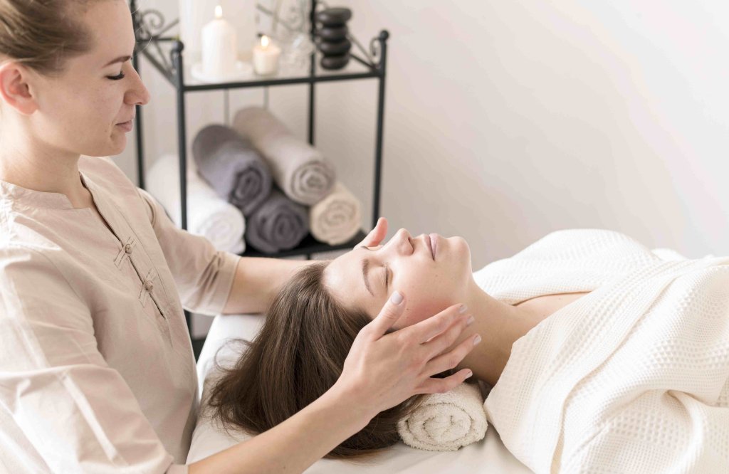 woman-massaging-client2.jpg