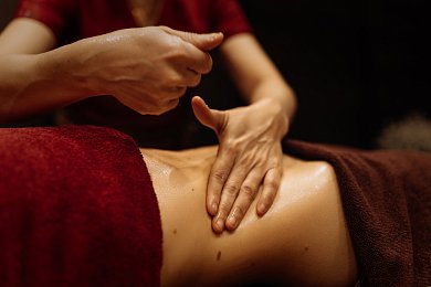 Подарочный сертификат на Новый год девушке на лимфодренажный оил-массаж