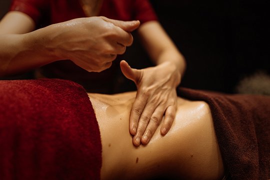 Подарочный сертификат на Новый год девушке на лимфодренажный оил-массаж