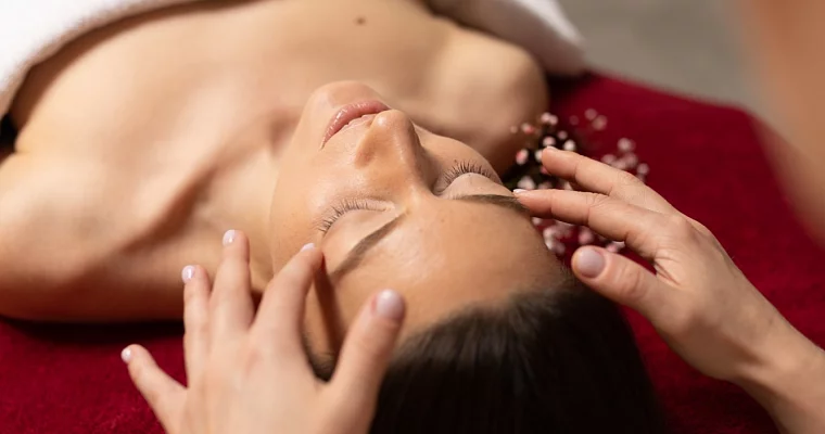 Подарок на Новый год жене на массаж лица