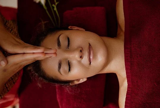 Корпоративный подарок на Новый год - массаж головы, ушей, лица