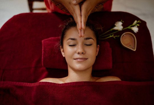 Сертификат на 8 марта для женщин на моделирующий массаж лица