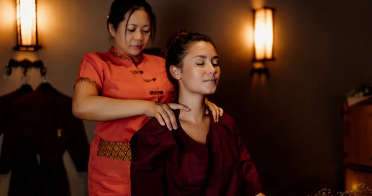 Подарочный сертификат на Рождество на массаж шейно-воротниковой зоны с бальзамом